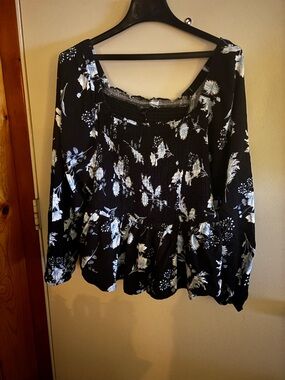 Torrid size 2 Women’s Black Floral Smocked Peplum Top
